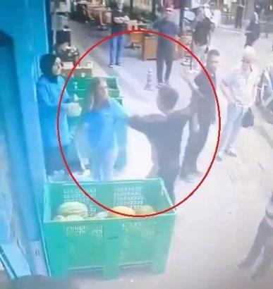 Eski sevgilisini çalıştığı markette darbedip, müşteriyi bıçakladı; olay kamerada