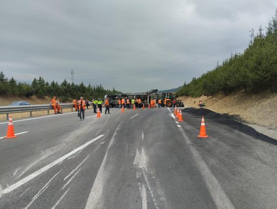 Otoyolda sıcak asfalt yüklü kamyon devrildi; Bolu Dağı Tüneli ulaşıma kapandı