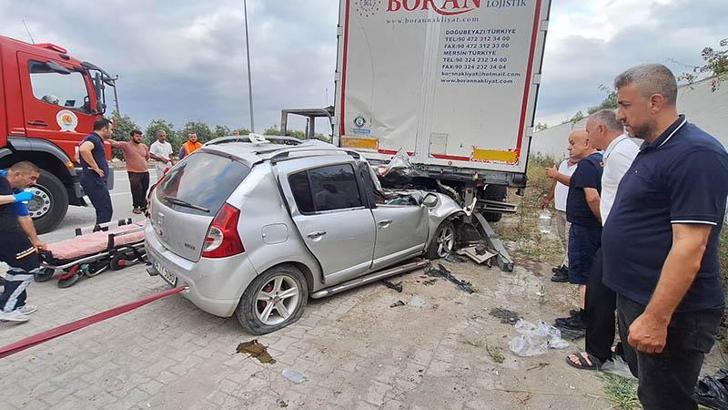 Otomobil, park halindeki TIR'a arkadan çarptı: 1 ölü, 2'si ağır 3 yaralı