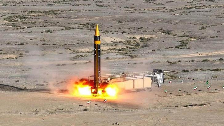 İran yeni füzeler ürettiğini duyurdu