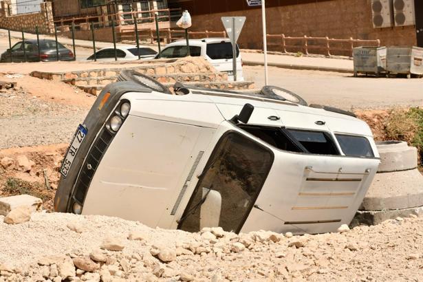 Otomobil çukura düştü; 5 yaralı