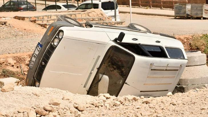 Otomobil çukura düştü; 5 yaralı