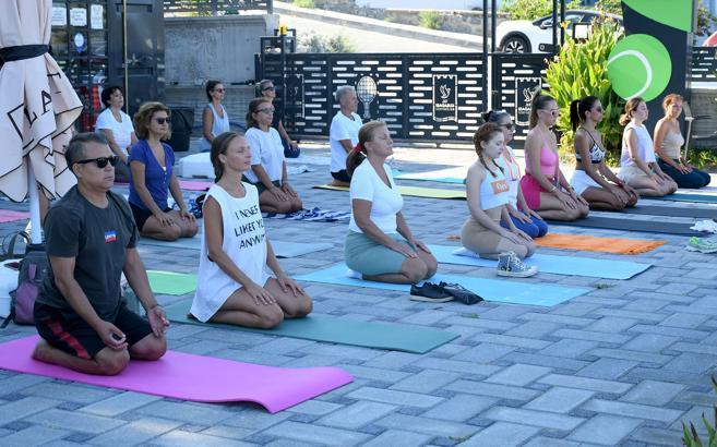 Kuşadası Belediyesi’nin ücretsiz yoga dersleri başladı