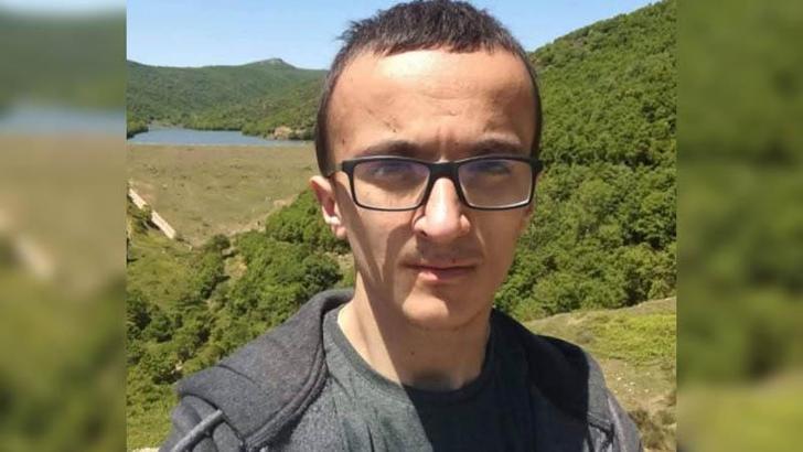 Başı kanepe ile sandığı arasına sıkışmış halde ölü bulundu