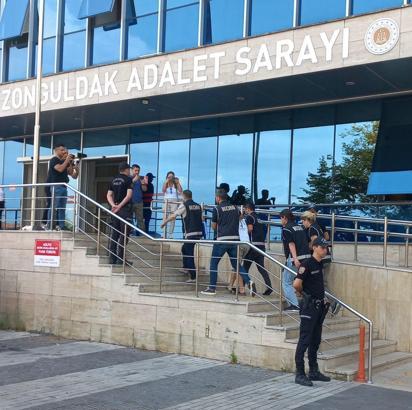 İndirimli tatil vaadiyle 300 kişiyi dolandırdığı iddia edilen çift yakalandı