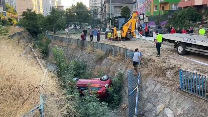 Ümraniye’de kaza yapan araç dere yatağına düştü