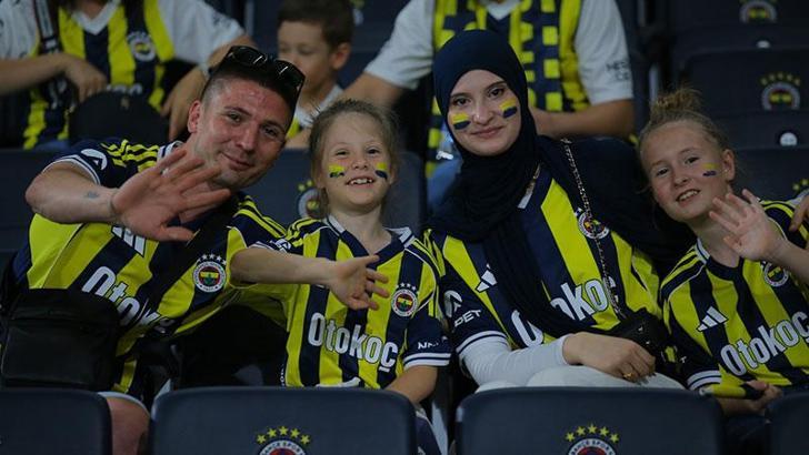 Fenerbahçe taraftarı Benfica maçı için tribünlerdeki yerini aldı