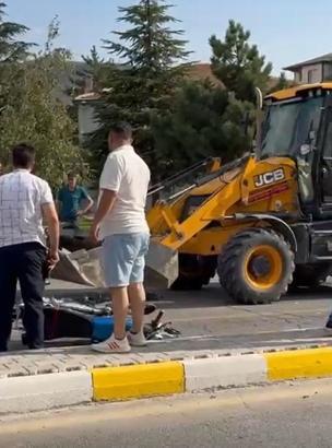 Dur ihtarından kaçan motosikletli iş makinesine çarptı: 1 ölü