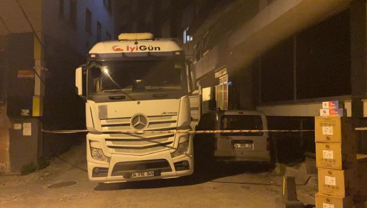 İstanbul -Kağıthane’de TIR kablolara takıldı; aydınlatma direği binaya yaslandı