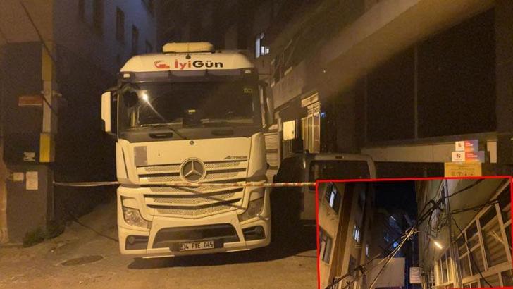 Kağıthane’de TIR kablolara takıldı; aydınlatma direği binaya yaslandı