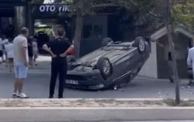 İstanbul - Beylikdüzü'nde ağaca çarpan otomobil takla attı: Yaya ezilmekten son anda kurtuldu