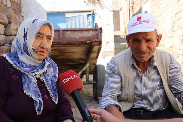 İşitme engelli çift, ürettikleri ürünleri yazdıkları kağıtlarla turistlere satıyor / Ek fotoğraflar