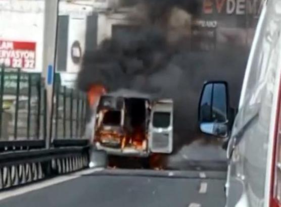 İstanbul - Avcılar D-100'de minibüs alev alev yandı