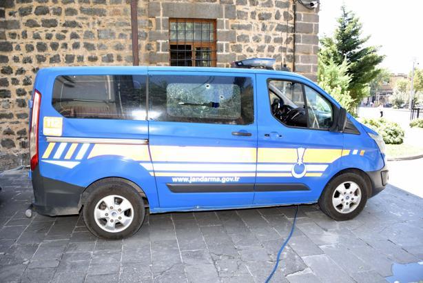 Jandarma aracındaki 2 kuzen, silahlı saldırıda yaralandı