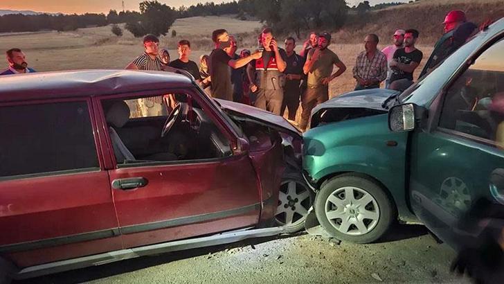 Otomobille çarpışan hafif ticari aracın sürücüsü ile eşi öldü