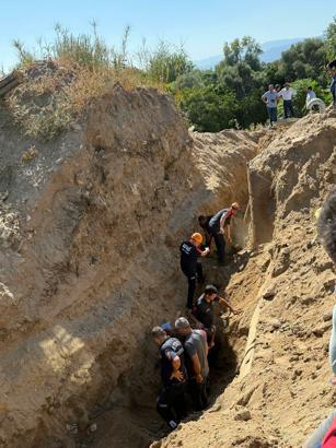Tarlaya su hattı için kazı yaparken göçük altında kalıp, öldü