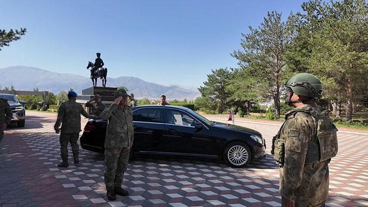 Kara Kuvvetleri Komutanı Orgeneral Tokel, karargahlarda incelemelerde bulundu