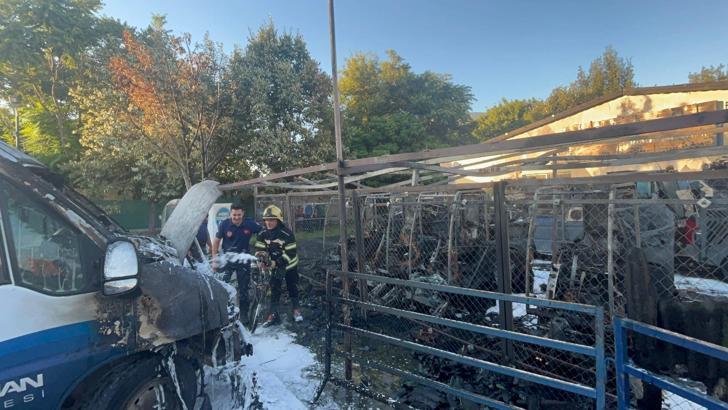 Kayseri’de belediyeye ait temizlik şefliğinde çıkan yangında 8 araç hasar gördü