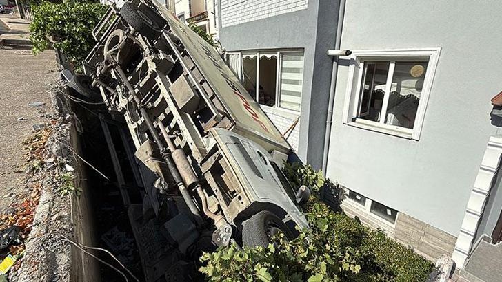 Karabük’te freni boşalan kamyonet apartmanın bahçesine düştü