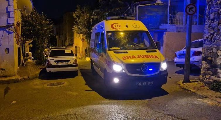 İstanbul- Fatih'te 3 katlı binanın çatısında çıkan yangın söndürüldü