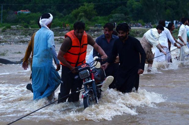 Pakistan’daki sel mağdurlarına yardım ulaştırıldı