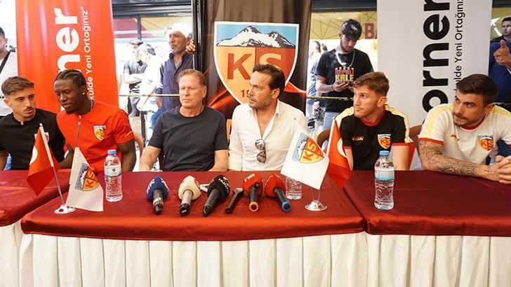 Kayserispor Teknik Direktörü Markus Gisdol ve futbolcular, taraftarlarla buluştu