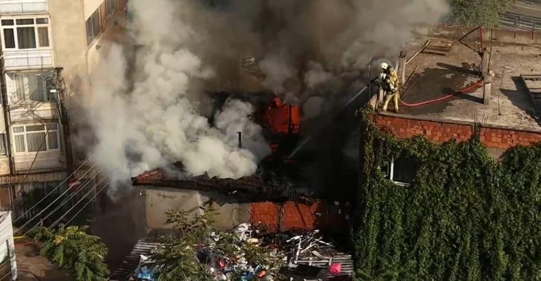 Bursa’da motosiklet tamirhanesinin deposunda çıkan yangın söndürüldü