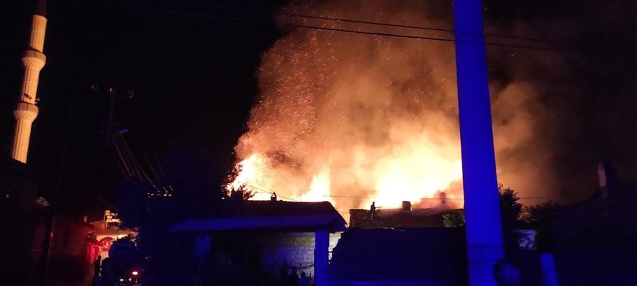 Kütahya’da çıkan yangında 3 ev kullanılamaz hale geldi