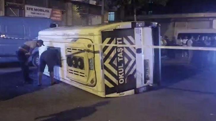 Sultanbeyli'de otomobil ile servis minibüsü çarpıştı: 10 yaralı
