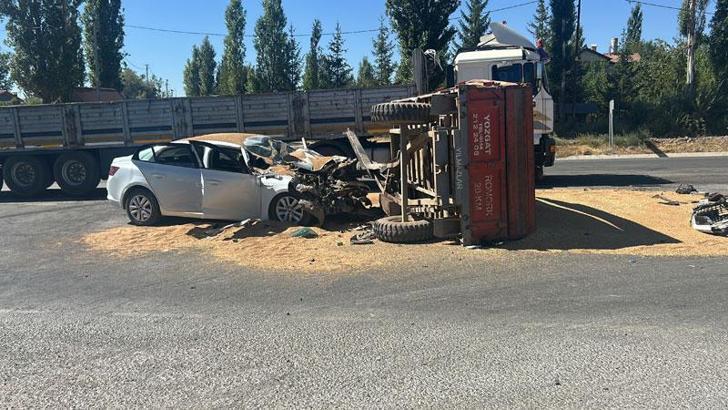 Buğday yüklü traktör otomobille çarpıştı; 3 yaralı