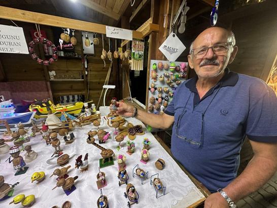 Ceviz kabuklarını süs eşyasına dönüştürüyor
