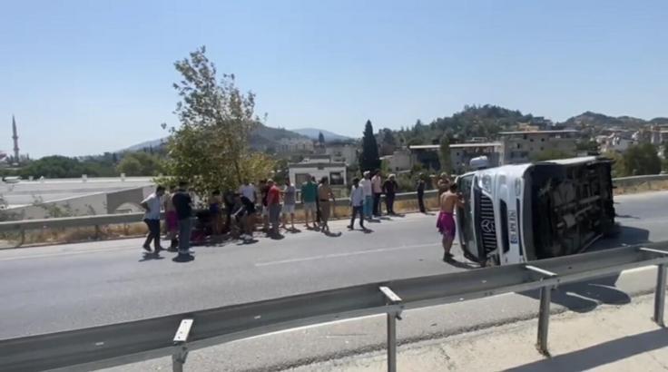 Aydın'da turistleri taşıyan minibüs devrildi: 7 yaralı