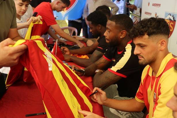 Kayserispor’da imza günü etkinliği devam etti