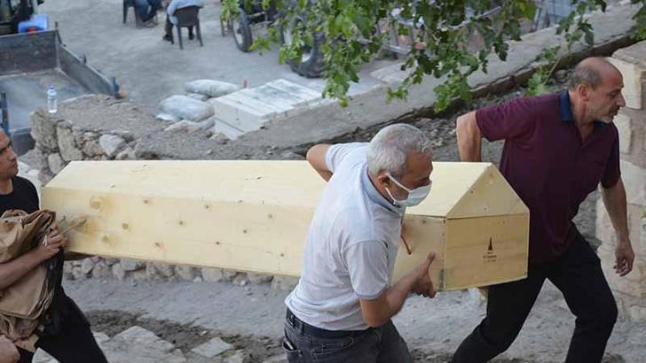 Mardin’de aynı gün evlerinde ölü bulunan 3 kadın, toprağa verildi
