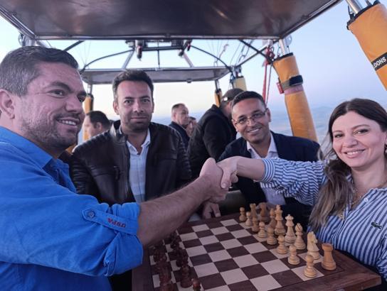 Kapadokya’da gökyüzünde satranç maçı yaptılar