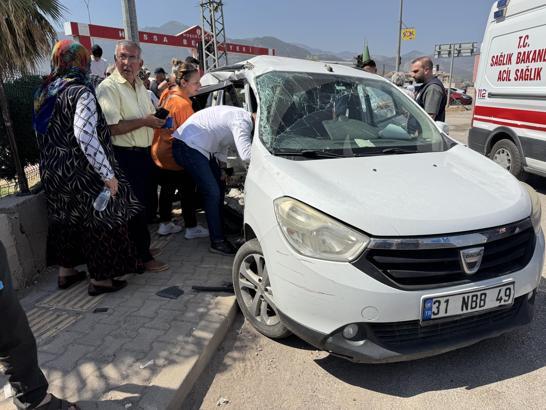 Düğüne gidenleri taşıyan otomobil ile çekici çarpıştı; 3 ölü, 2 yaralı