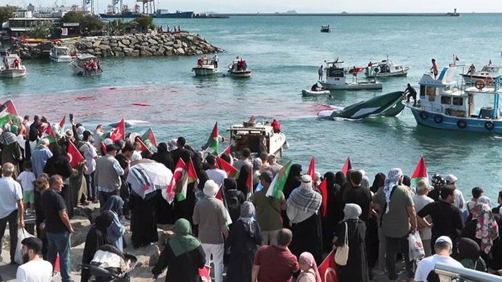 Gazze için İstanbul Boğazı'nda 50 metrelik flama açıldı