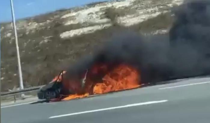 İstanbul- Kuzey Marmara Otoyolu'nda otomobil alev alev yandı
