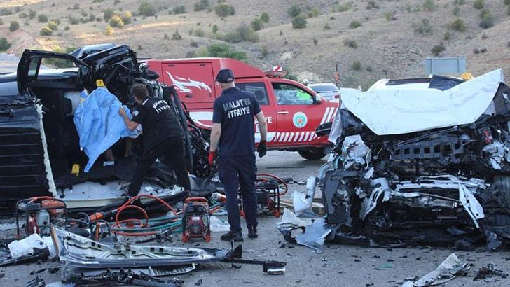 Malatya’da hafif ticari araç ile otomobil çarpıştı: 4 ölü, 2 yaralı