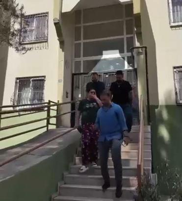 Anne, kızını sokakta bıçakla kovaladı; o anlar kamerada (2)