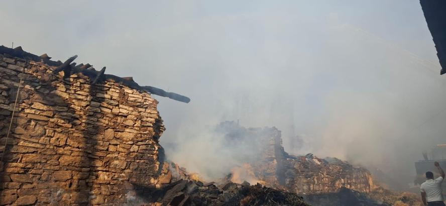 Kütahya'da ev yangınında alevler bitişikteki 4 eve daha sıçradı