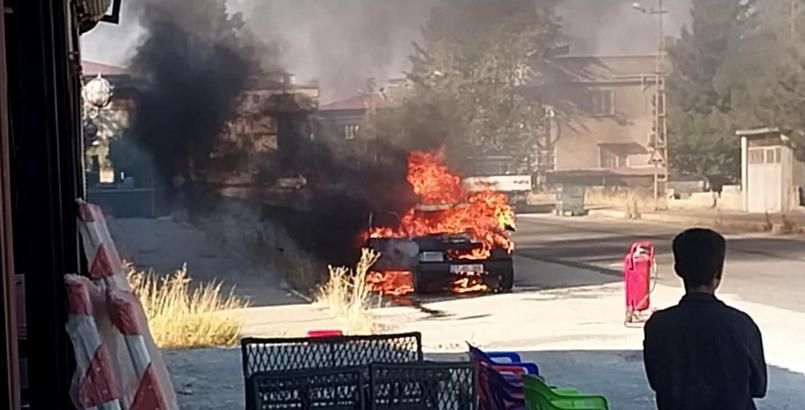 Gaziantep'te seyir halindeyken alev alan otomobil yandı
