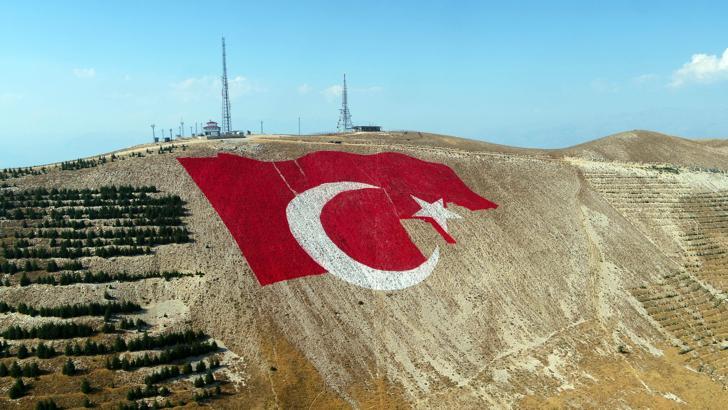 Türkiye’nin en büyük bayrağı Kahramanmaraş dağlarına işleniyor