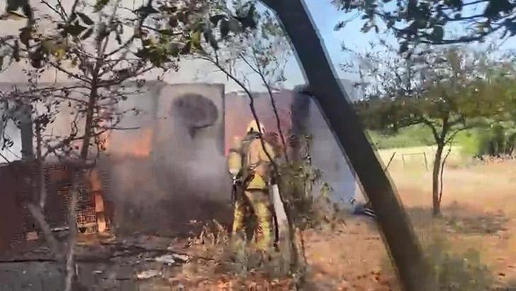 Arnavutköy'de tek katlı evde çıkan yangın söndürüldü