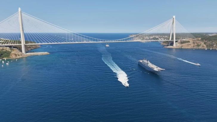 İstanbul - TCG Anadolu'nun 'Mavi Vatan Boğaz Geçişi' sürüyor / Dron görüntüleriyle