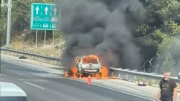 Otoyoldaki otomobilde çıkan yangın, ormana sıçradı; kontrol altına alındı