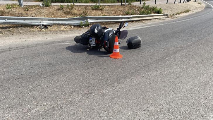 Devrilip bariyerlere çarpan motosikletin sürücüsü öldü, kızı ağır yaralandı