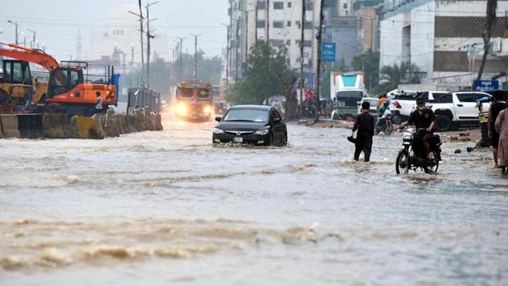 Pakistan’da muson yağmurları nedeniyle hayatını kaybedenlerin sayısı 785’e yükseldi