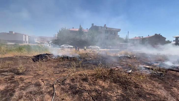 Elazığ’da otluk alanda çıkan yangında inşaat kalıpları küle döndü