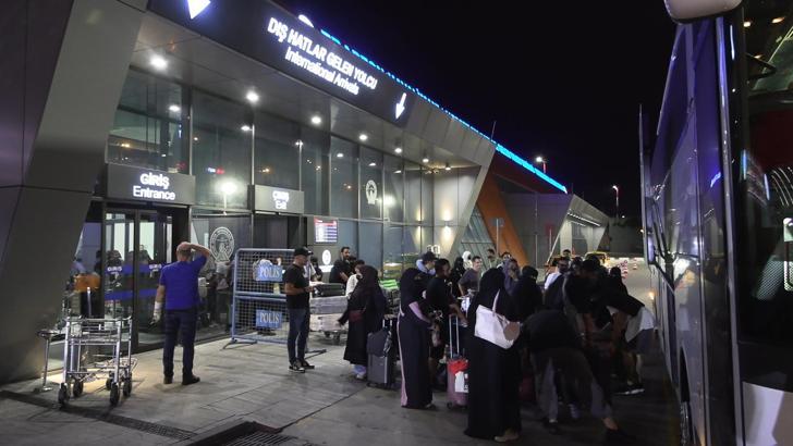 Trabzon- Cidde seferi için havalanan uçak, motor arızası nedeniyle acil iniş yaptı (2) /Görüntü eklendi